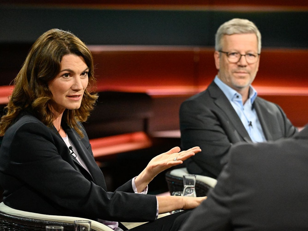Kommunalpolitiker wie die Regensburger Landrätin Tanja Schweiger und der Greifswalder Oberbürgermeister Stefan Fassbinder sprachen mit Markus Lanz über die verheerende Lage in den Kommunen. (Bild: ZDF / Markus Hertrich)