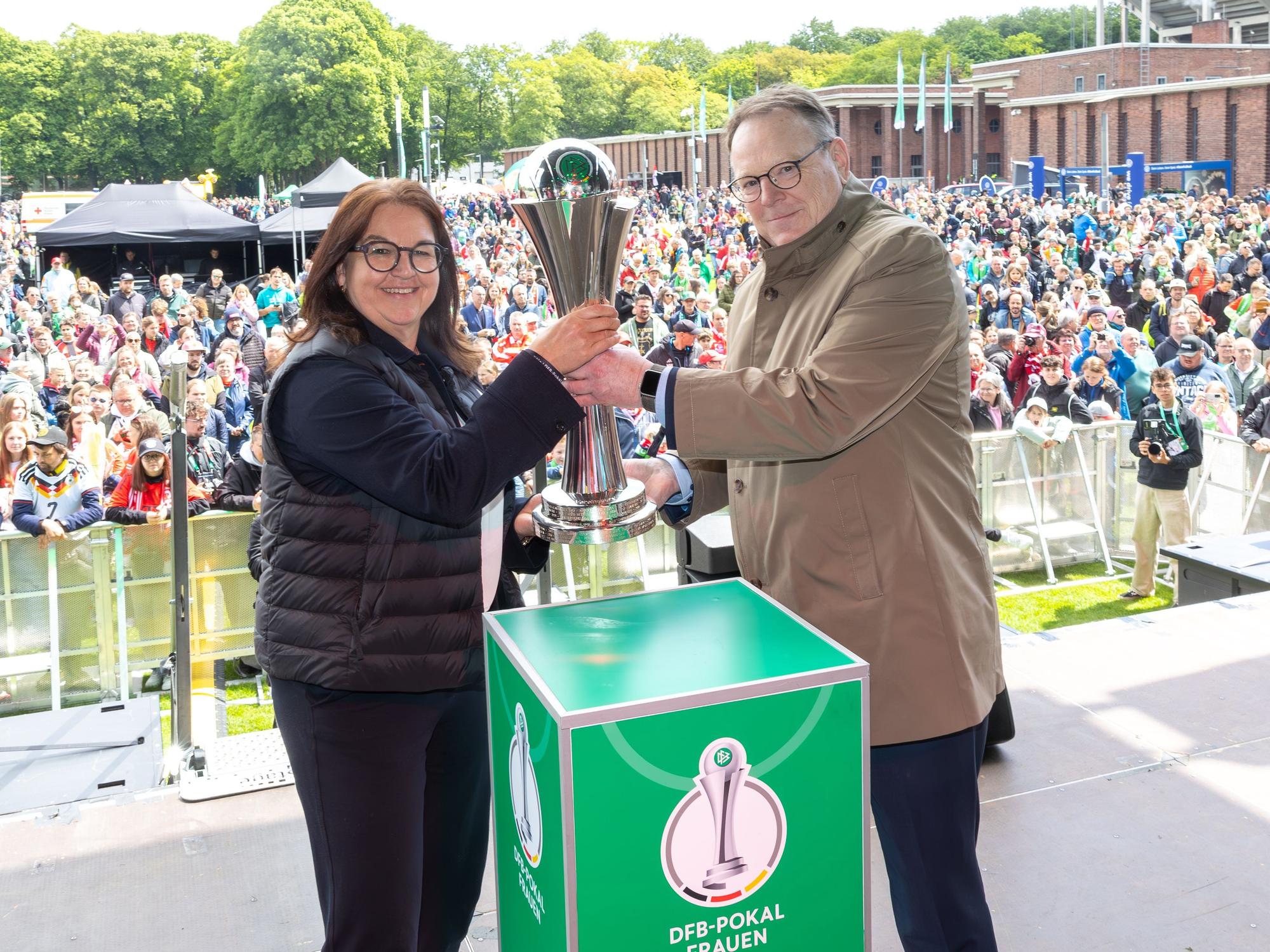 Oberbürgermeister Torsten Burmester beim „Cup-Handover“ an Heike Ullrich.