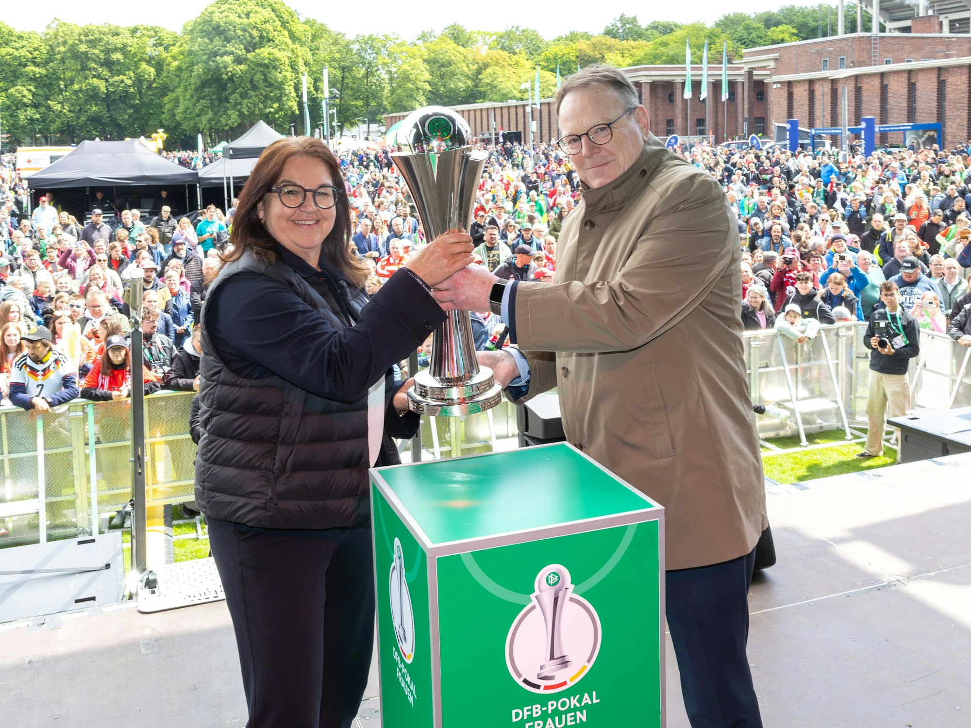 Oberbürgermeister Torsten Burmester beim „Cup-Handover“ an Heike Ullrich.