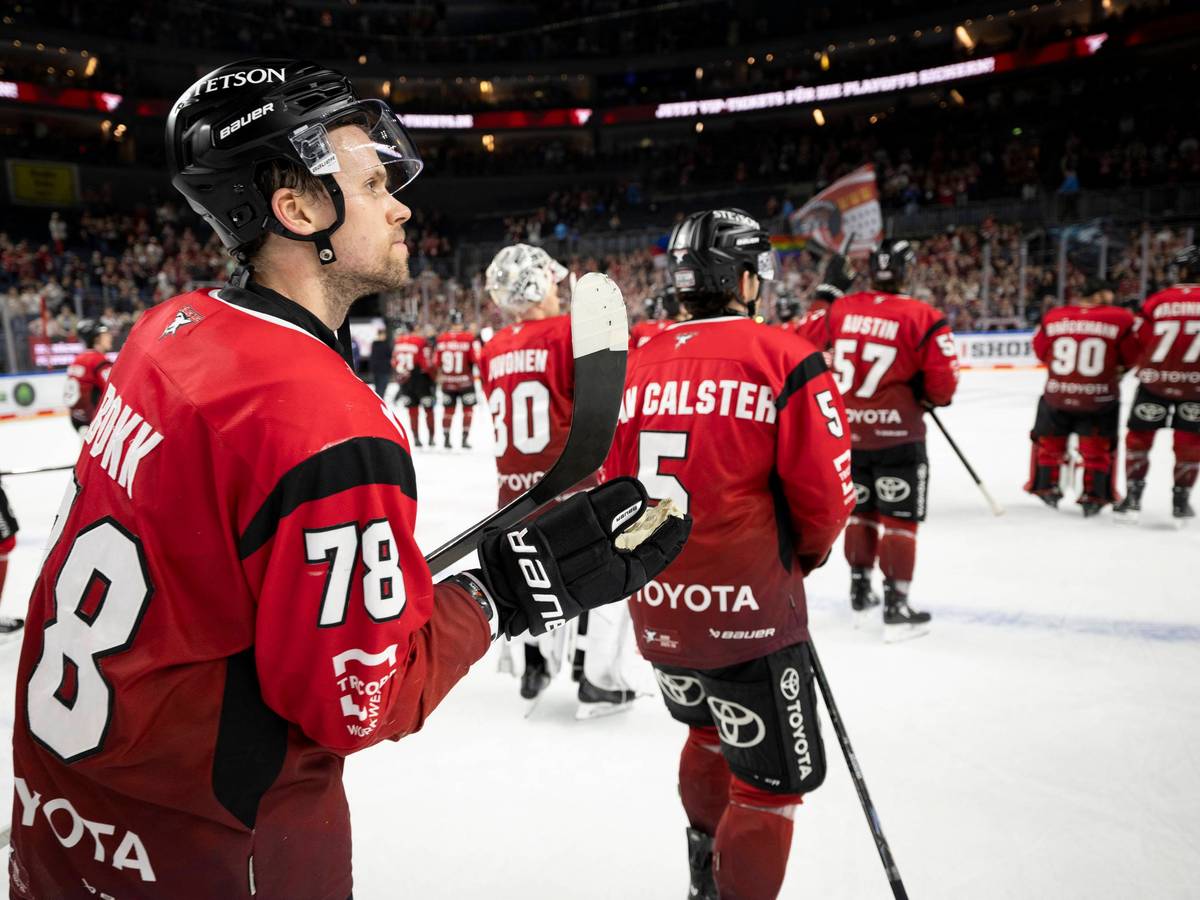 Dominik Bokk bedankt sich nach einem Haie-Spiel bei den Fans.