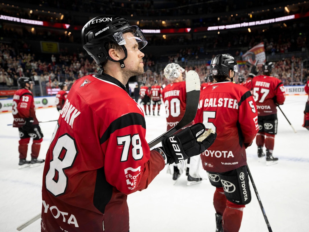 Dominik Bokk bedankt sich nach einem Haie-Spiel bei den Fans.