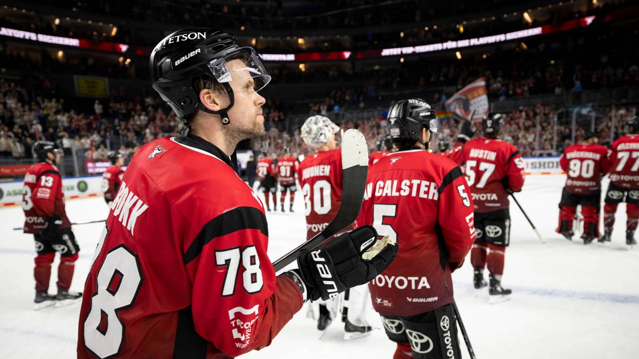 Dominik Bokk bedankt sich nach einem Haie-Spiel bei den Fans.