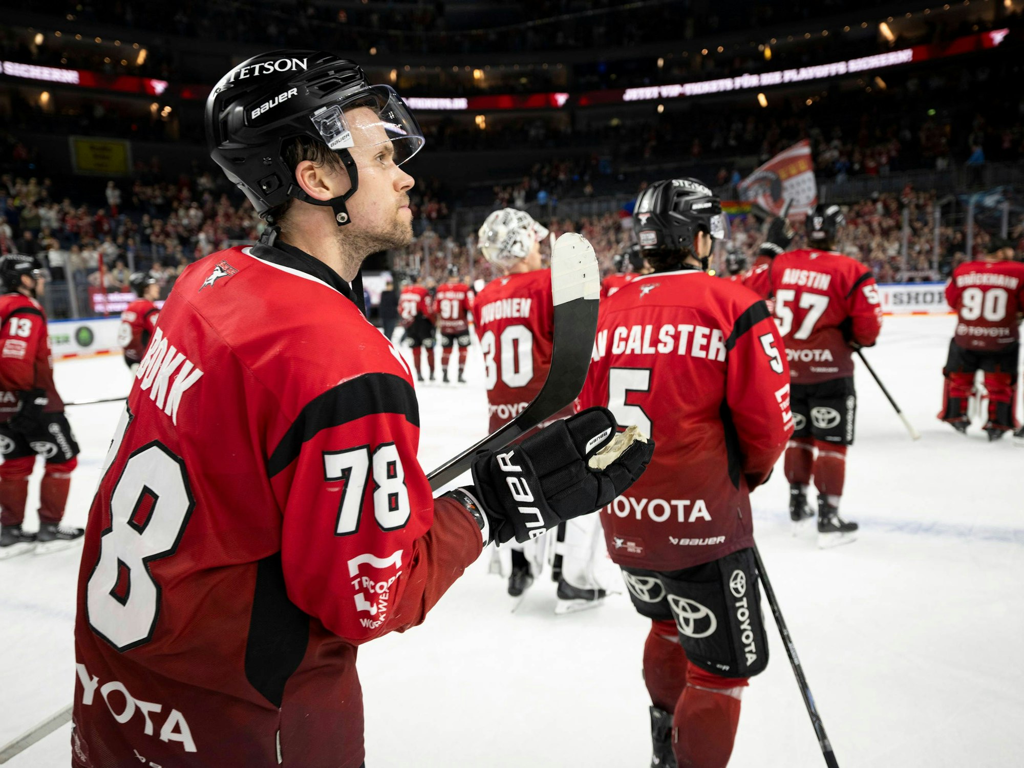 Dominik Bokk bedankt sich nach einem Haie-Spiel bei den Fans.