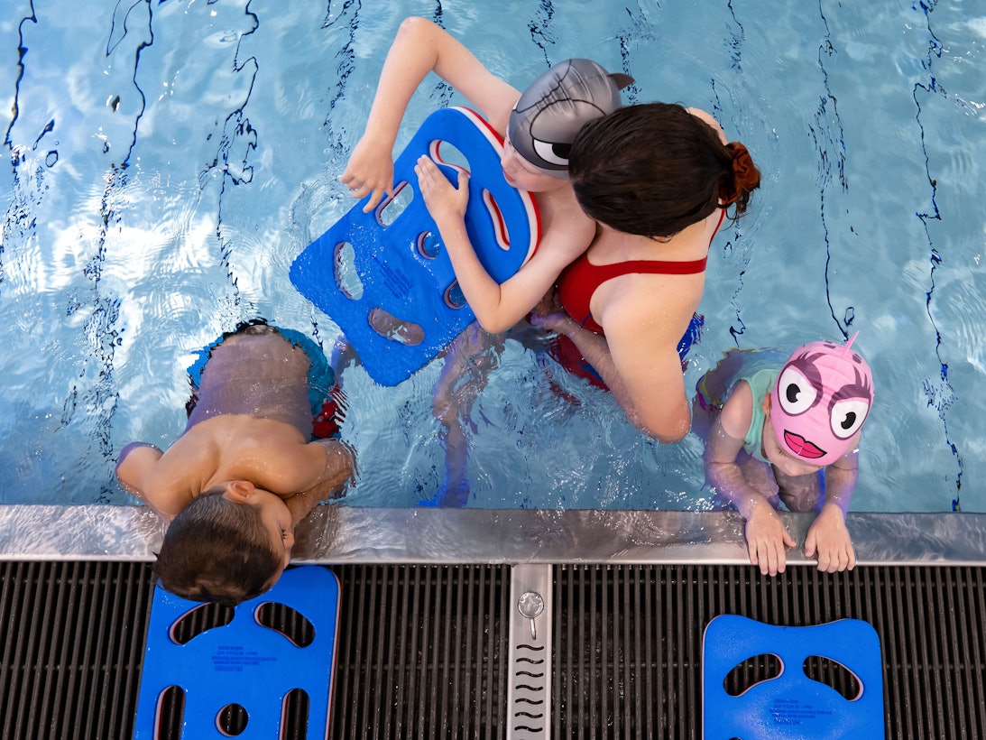 Kinder nehmen an einem Schwimmkurs teil.