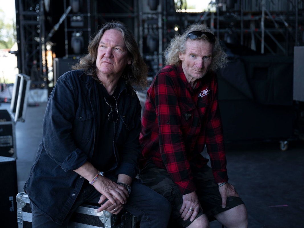 Thomas Jensen (links) und Holger Hübner haben das Festival in Wacken erfunden - und eine Marke aus dem W:O:A gemacht, die sie mit größter Leidenschaft pflegen. Der Dokumentarfilm „Wacken - Hearts Full Of Metal“ gibt ihrer Geschichte viel Raum. (Bild: Pep Bonet & WOA Festival GmbH / Magenta TV)