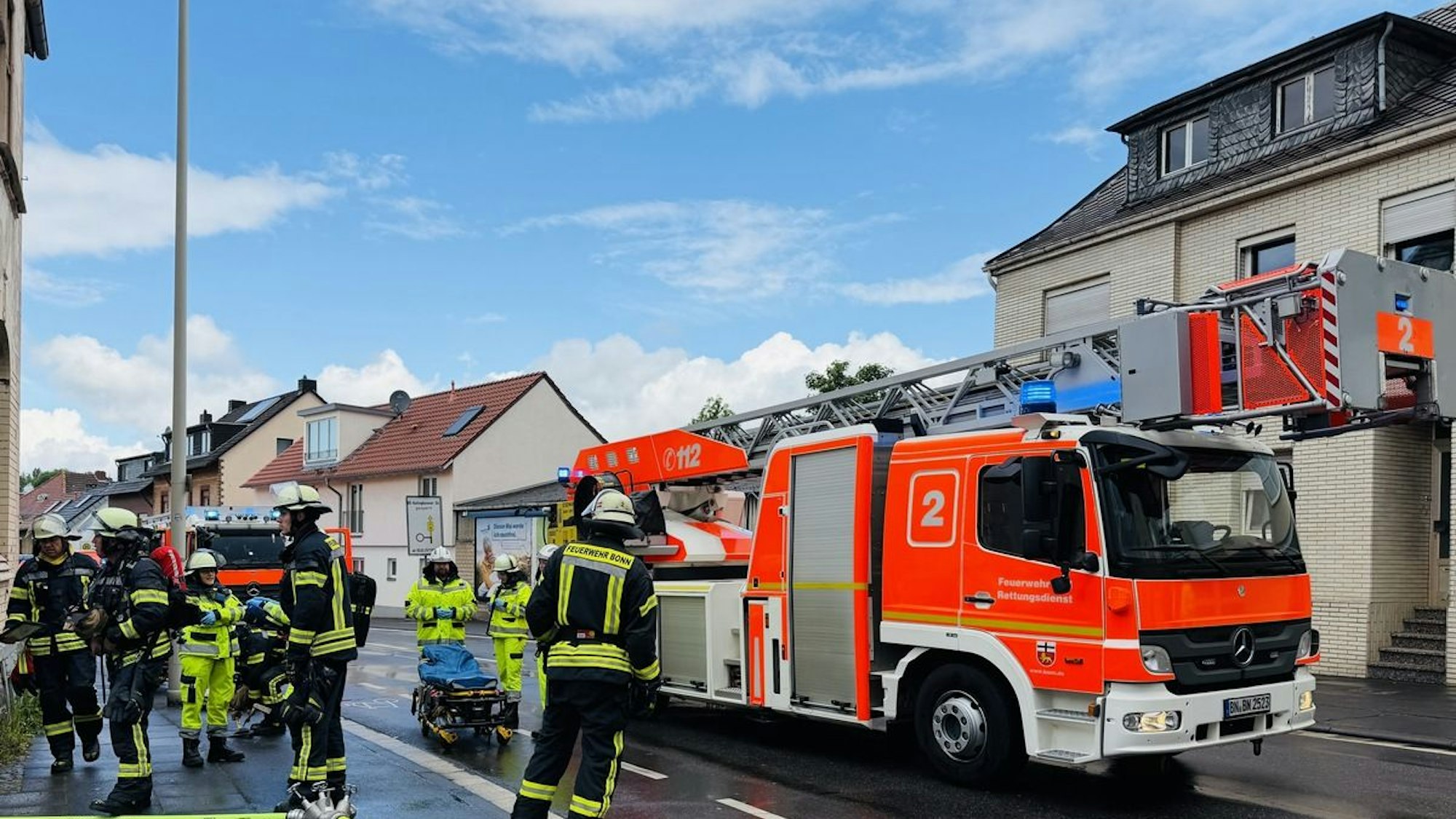 Ein ausgebranntes Zimmer nach einem Feuerwehreinsatz in Bonn.