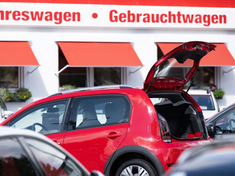 Jahres- und Gebrauchtwagen stehen bei einem Autohändler