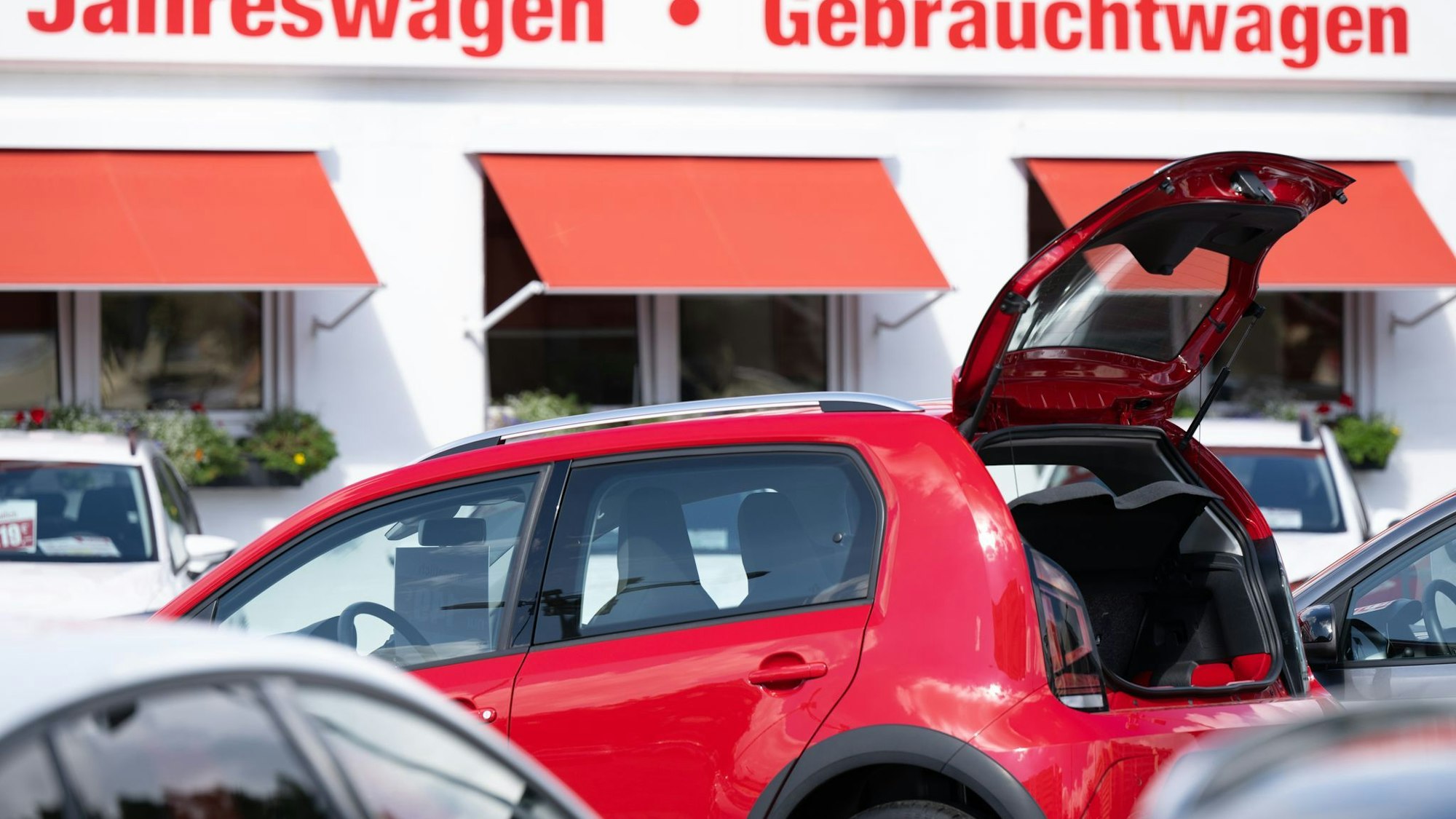 Jahres- und Gebrauchtwagen stehen bei einem Autohändler