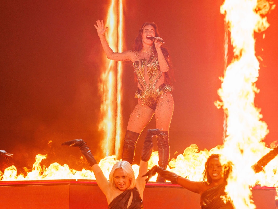 Sarah Engels (hinten) aus Deutschland tritt mit dem Titel „Fire“ auf der Bühne des 70. Eurovision Song Contest (ESC) beim ersten Halbfinale in der Stadthalle auf.