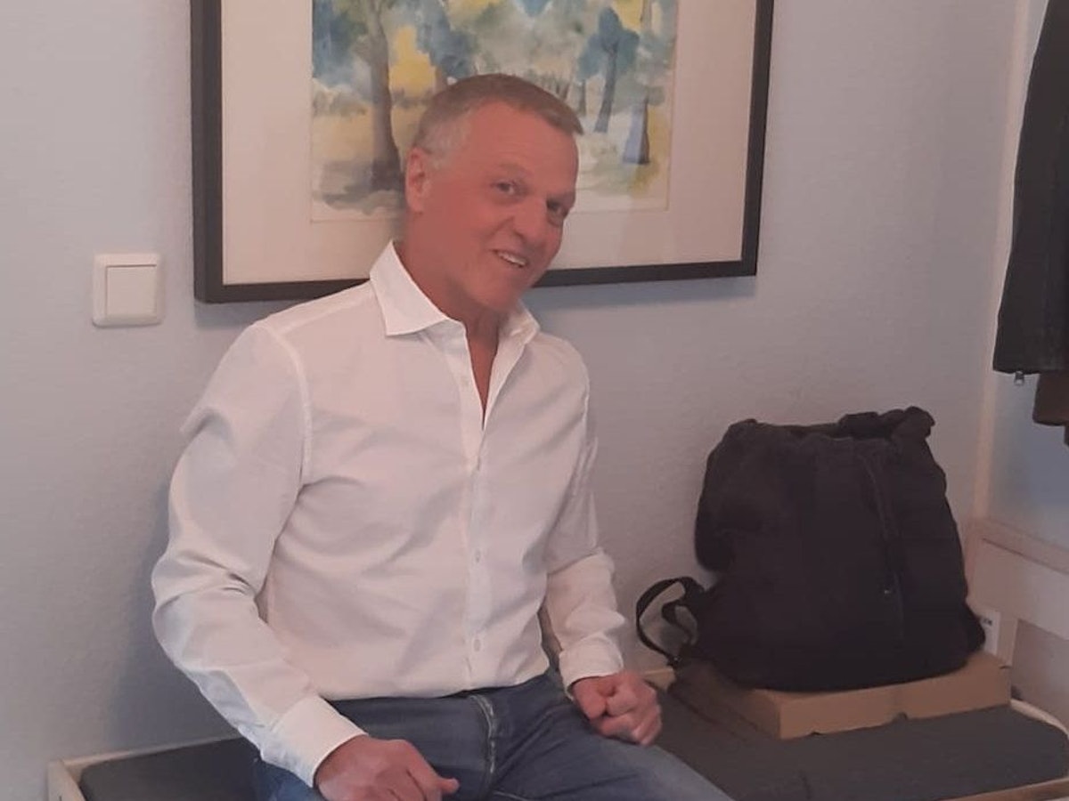 Geron Kirschbaum neben dem Rucksack mit den Rotkehlchen