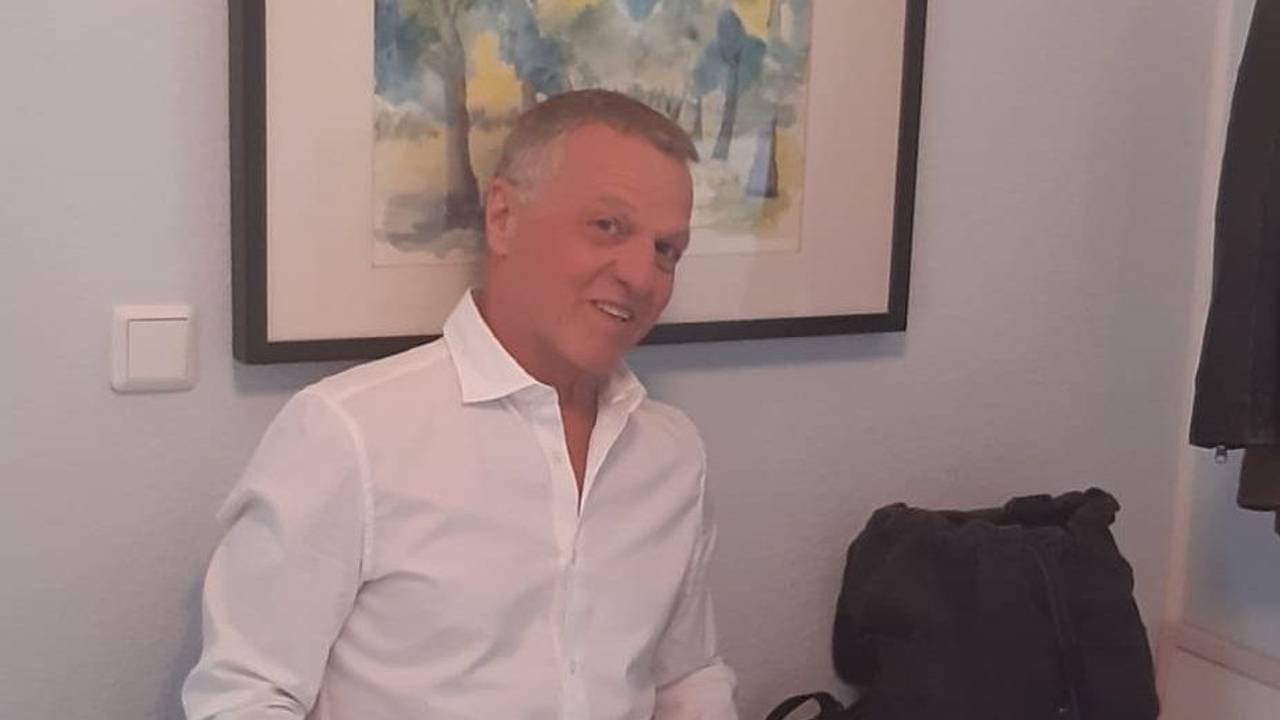 Geron Kirschbaum neben dem Rucksack mit den Rotkehlchen