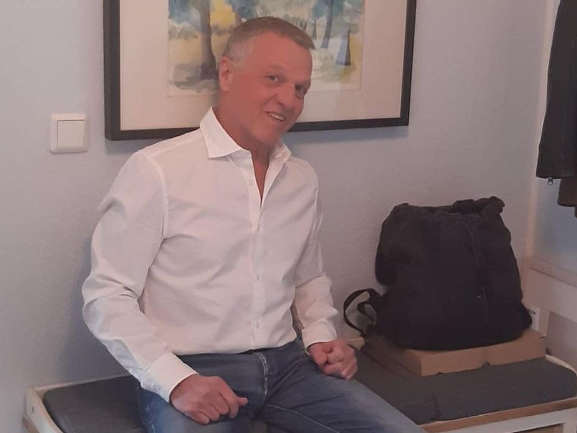 Geron Kirschbaum neben dem Rucksack mit den Rotkehlchen