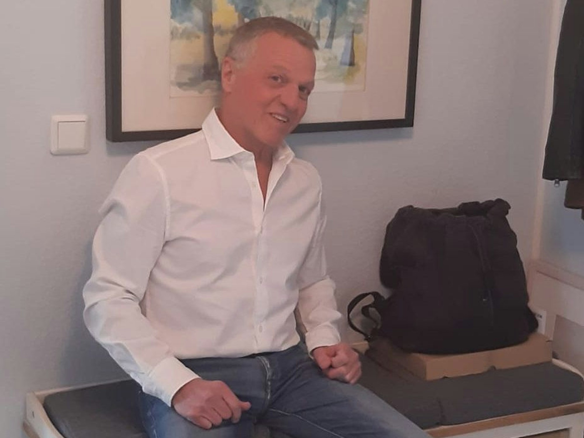 Geron Kirschbaum neben dem Rucksack mit den Rotkehlchen
