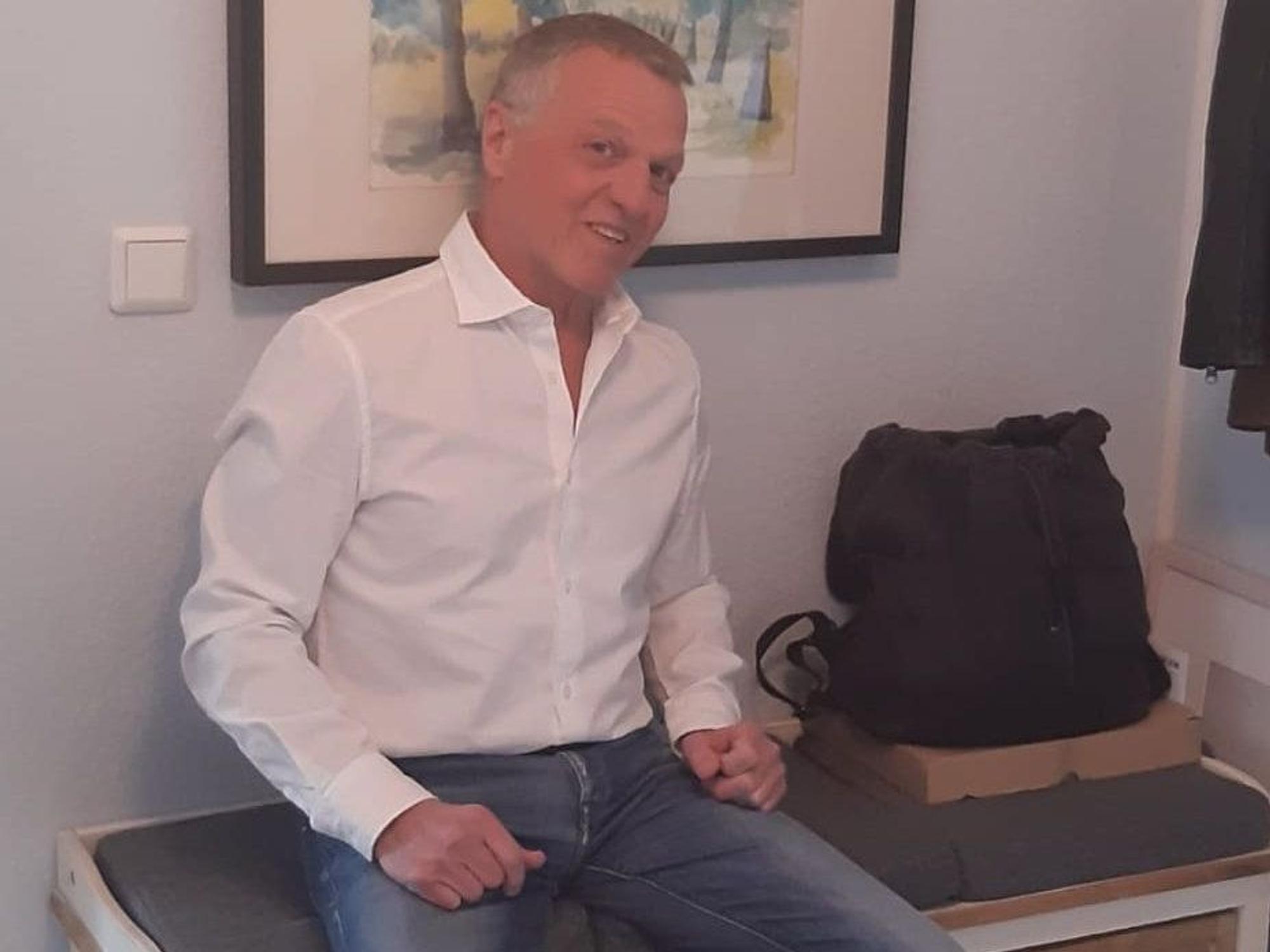 Geron Kirschbaum neben dem Rucksack mit den Rotkehlchen