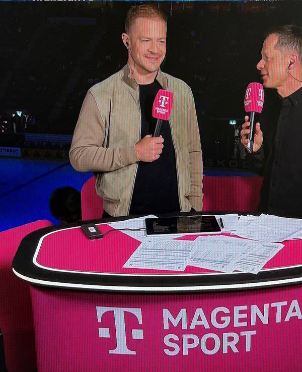 Haie-Kapitän Moritz Müller und Moderator Sascha Bandermann unterhalten sich.
