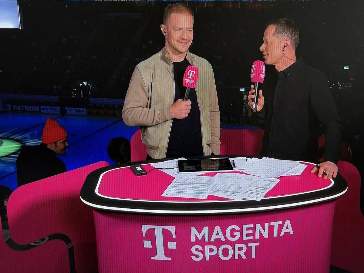 Haie-Kapitän Moritz Müller und Moderator Sascha Bandermann unterhalten sich.