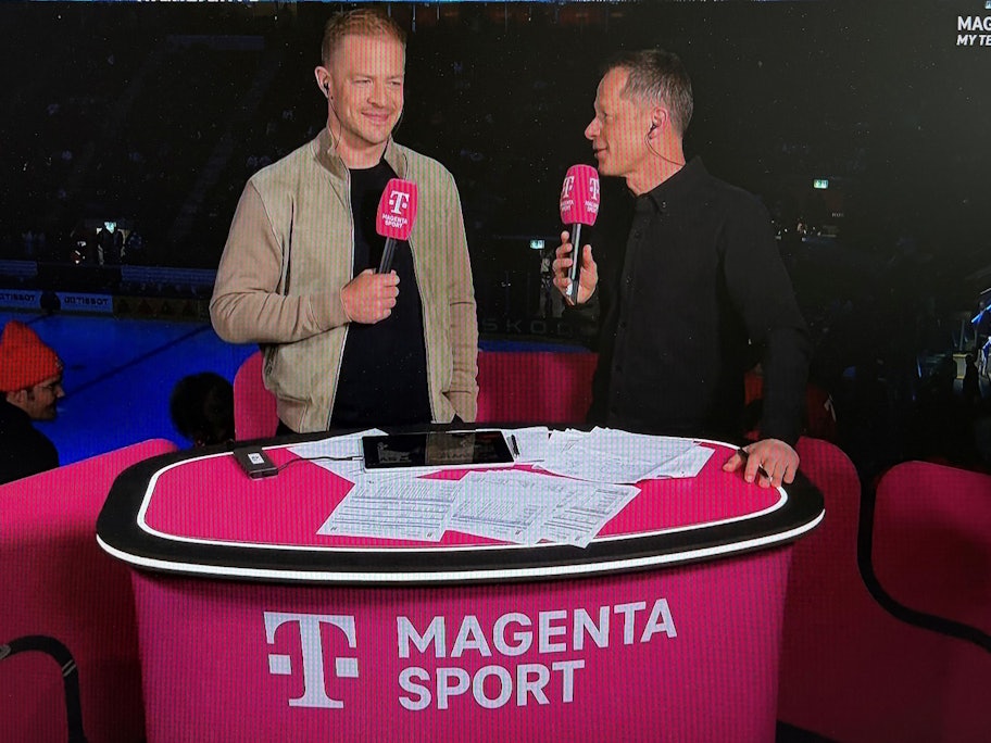 Haie-Kapitän Moritz Müller und Moderator Sascha Bandermann unterhalten sich.