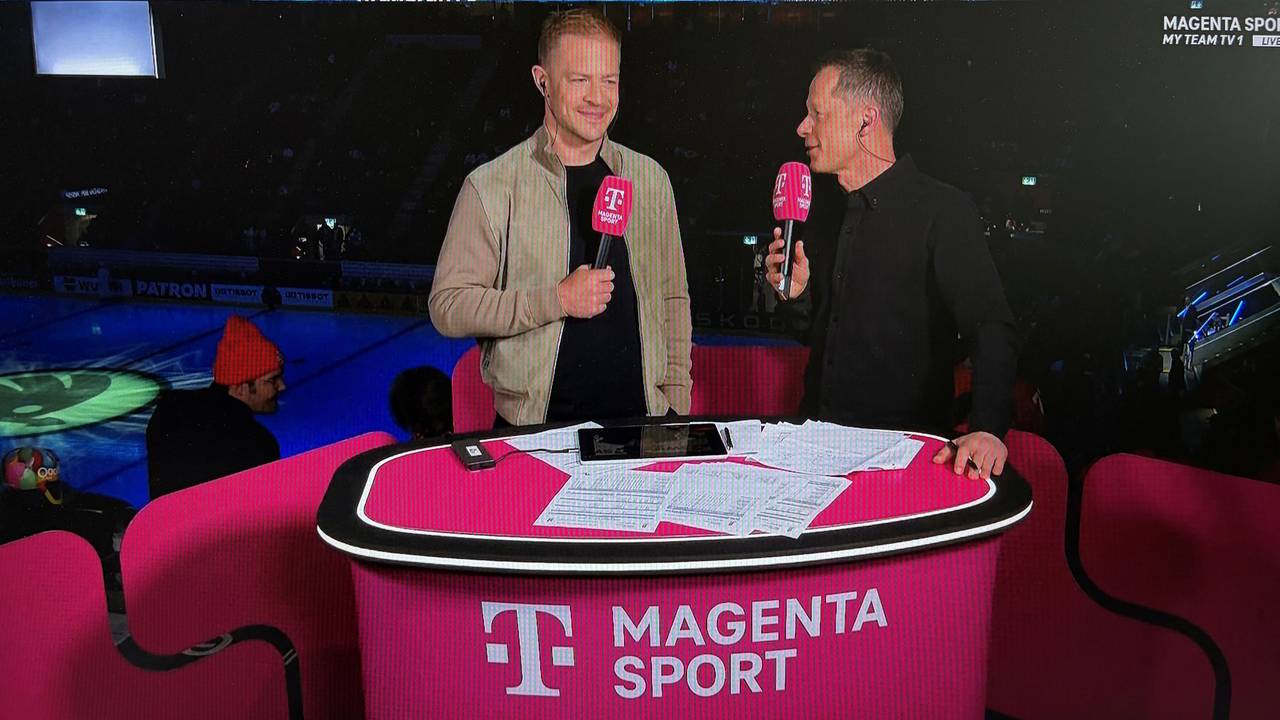 Haie-Kapitän Moritz Müller und Moderator Sascha Bandermann unterhalten sich.
