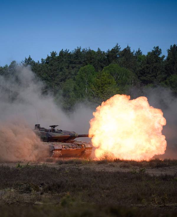 Ein Panzer vom Typ Leopard 2A6 während einer Vorführung in der Kaserne in Münster
