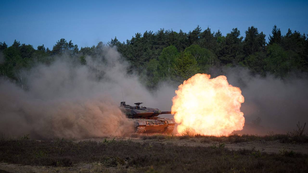 Ein Panzer vom Typ Leopard 2A6 während einer Vorführung in der Kaserne in Münster
