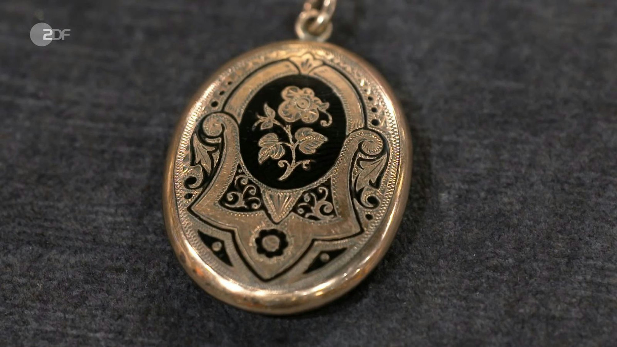 Der Medaillon-Anhänger mit Emaille aus der Zeit um 1880 wurde auf 100 Euro geschätzt. Anaisio Guedes kaufte das Medaillon für 100 Euro.
(Bild: ZDF)