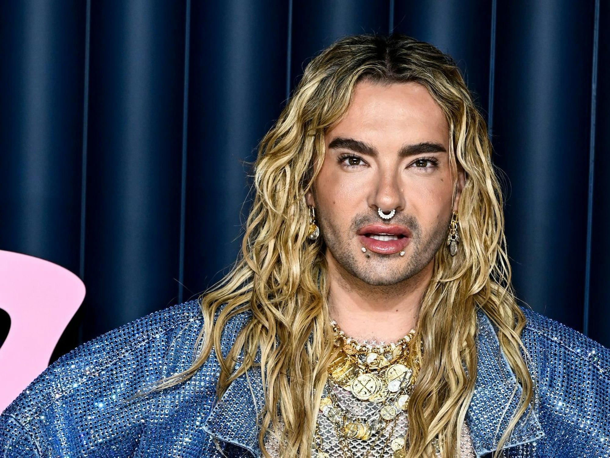 Bill Kaulitz zeigt sich in der Netflix-Serie „Kaulitz & Kaulitz“ von seiner privaten Seite. (Bild: Getty Images / Gareth Cattermole)