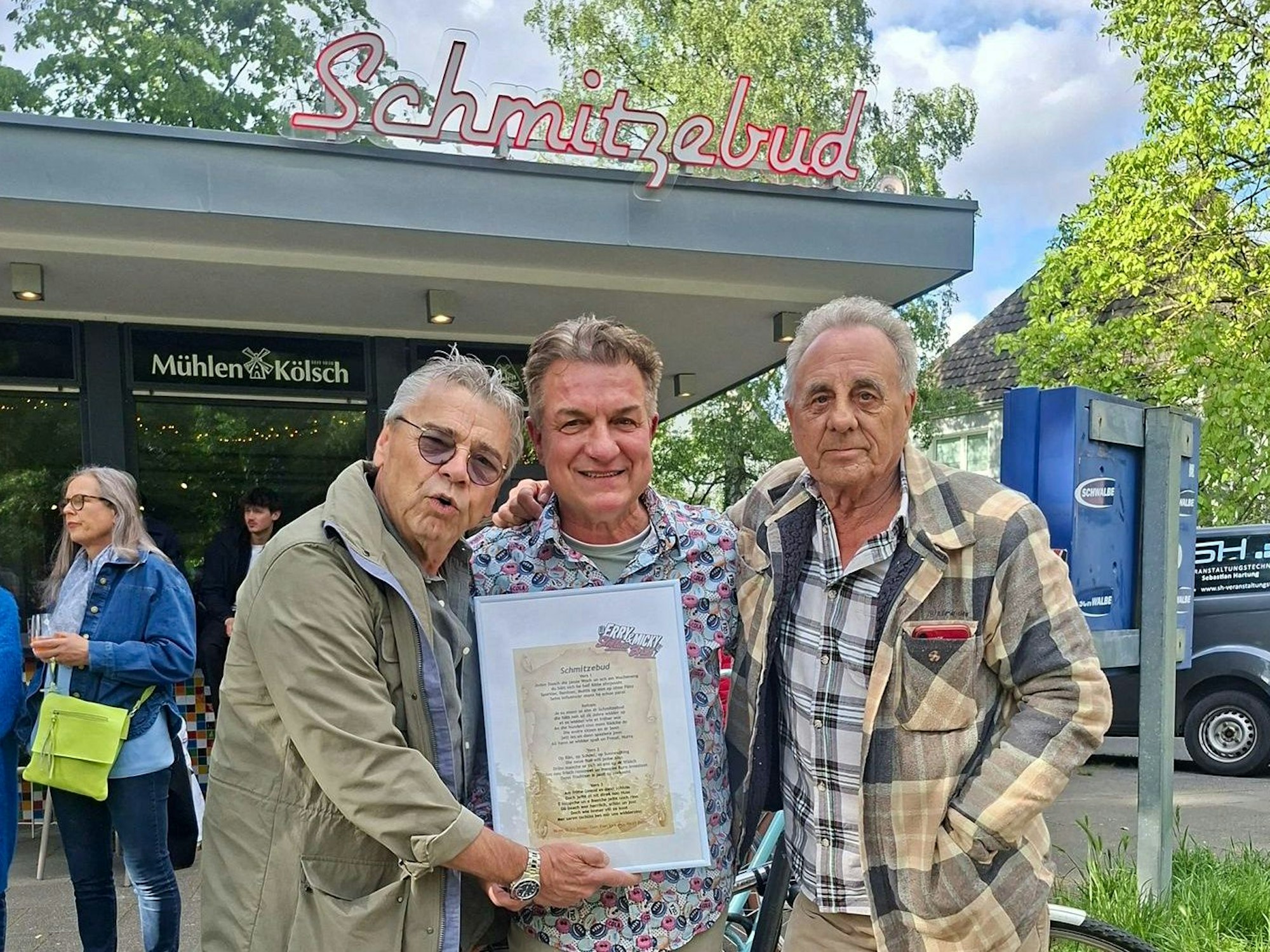 Micky Brühl und Erry Stoklosa mit Linus.