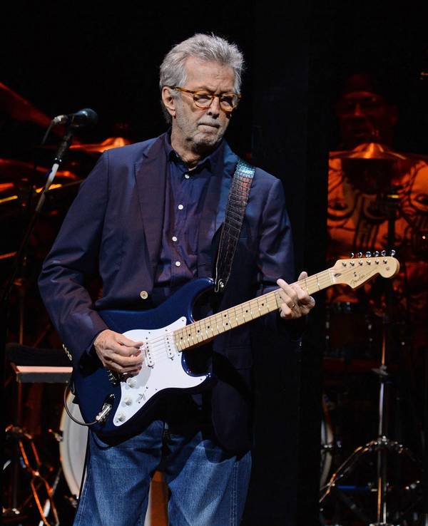 Eric Clapton steht bei einem Konzert auf der Bühne.