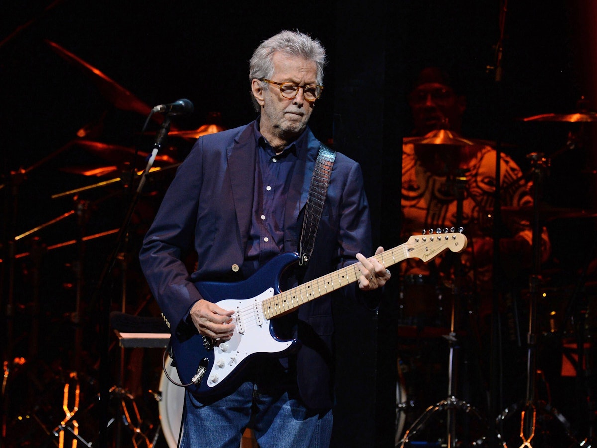 Eric Clapton steht bei einem Konzert auf der Bühne.