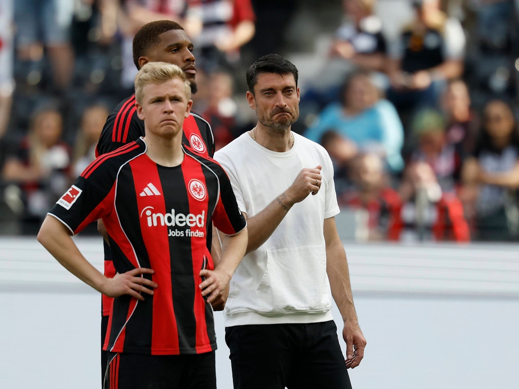 Jonathan Burkard und Albert Riera stehen enttäuscht auf dem Platz.