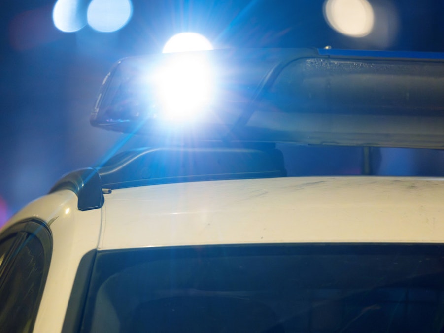 Polizeiauto mit Blaulicht bei Nacht