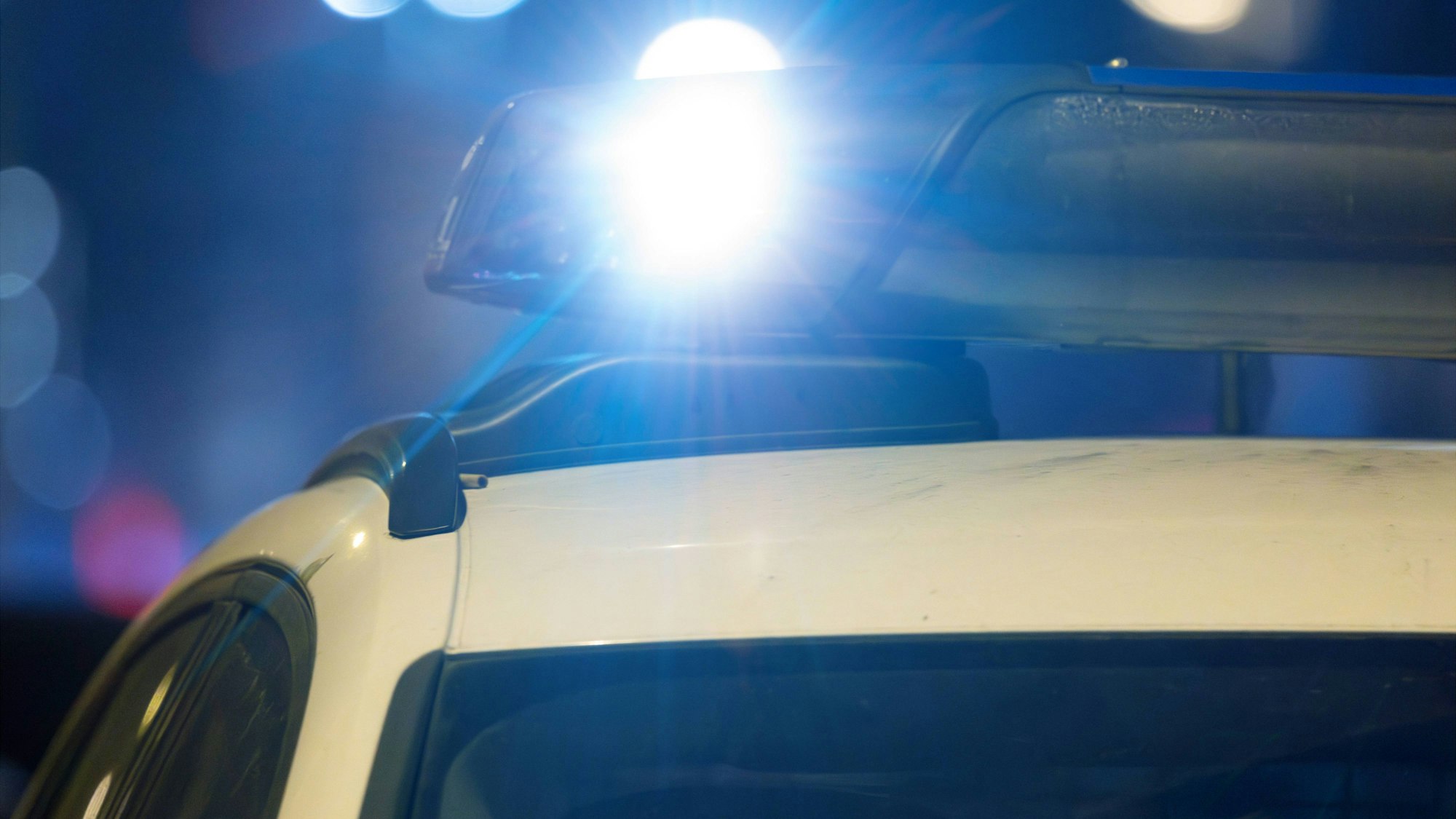 Polizeiauto mit Blaulicht bei Nacht