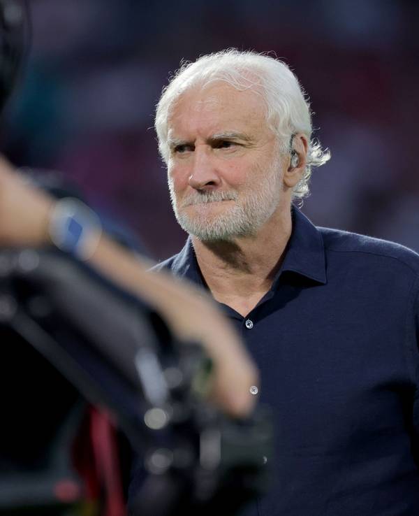 DFB-Sportdirektor Rudi Völler trägt bei einem Interview einen Kopfhörer im Ohr.