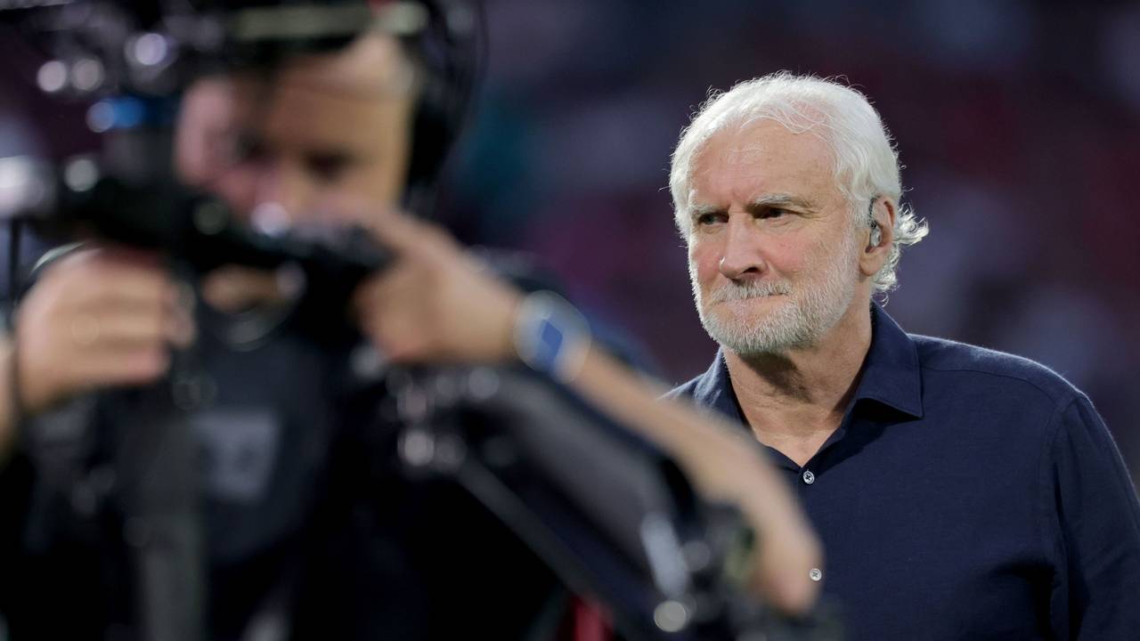 DFB-Sportdirektor Rudi Völler trägt bei einem Interview einen Kopfhörer im Ohr.