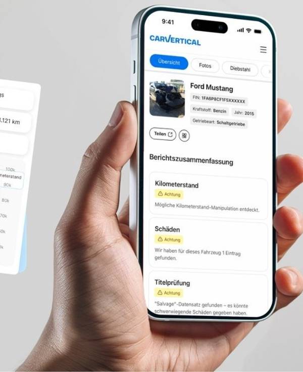 Bild für den digitalen Fahrzeughistorien-Dienst carVertical. Eine Hand hält ein Smartphone mit der carVertical-App, die einen Fahrzeugbericht für einen Ford Mustang (Baujahr 2015) anzeigt – mit Warnhinweisen zu möglicher Kilometerstand-Manipulation, Schäden und einer Titelprüfung. Links daneben sind mehrere Berichts-Karten mit Zeitverlauf, Schadenshistorie und Kilometerstand-Diagramm zu sehen. Links oben das blaue carVertical-Logo.