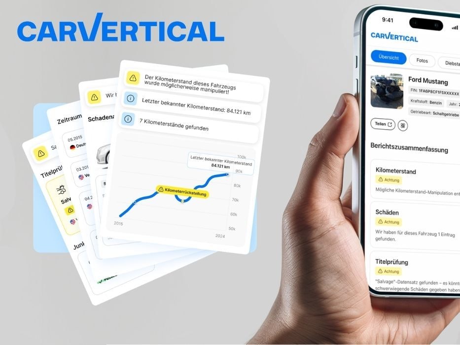 Bild für den digitalen Fahrzeughistorien-Dienst carVertical. Eine Hand hält ein Smartphone mit der carVertical-App, die einen Fahrzeugbericht für einen Ford Mustang (Baujahr 2015) anzeigt – mit Warnhinweisen zu möglicher Kilometerstand-Manipulation, Schäden und einer Titelprüfung. Links daneben sind mehrere Berichts-Karten mit Zeitverlauf, Schadenshistorie und Kilometerstand-Diagramm zu sehen. Links oben das blaue carVertical-Logo.