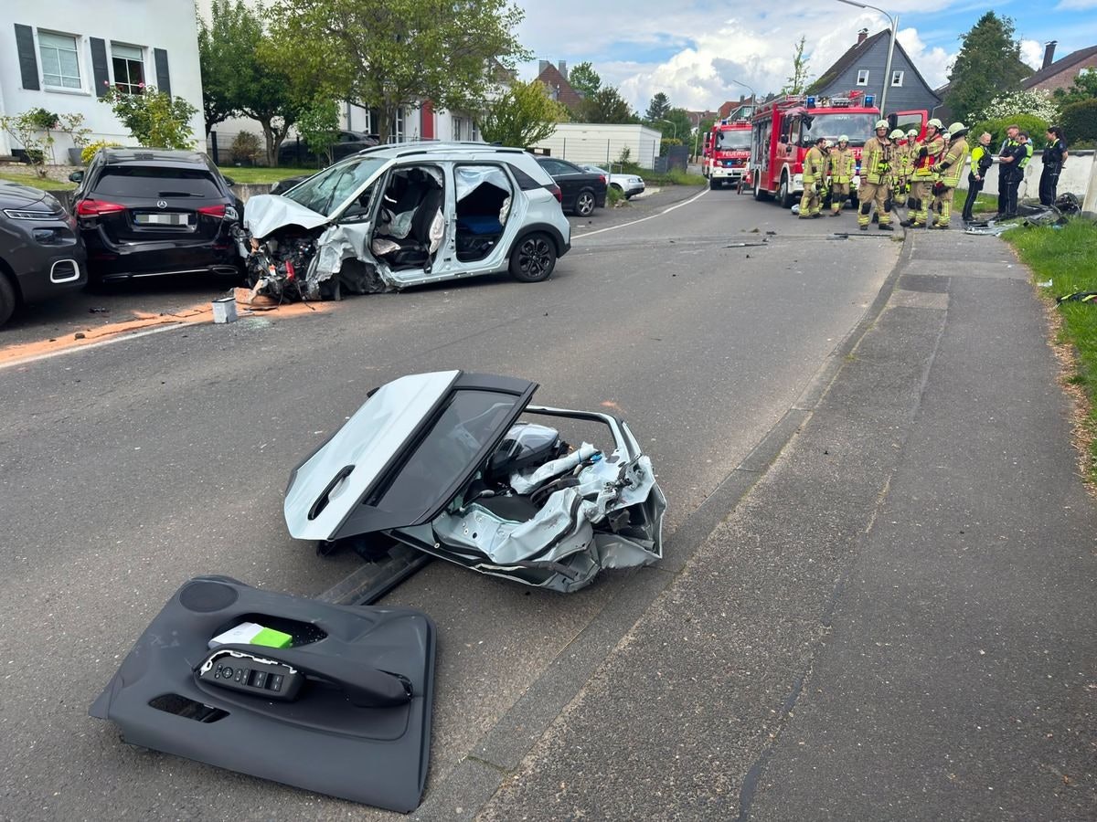 Schwerer Verkehrsunfall in Burscheid: Auto prallt gegen Mauer.