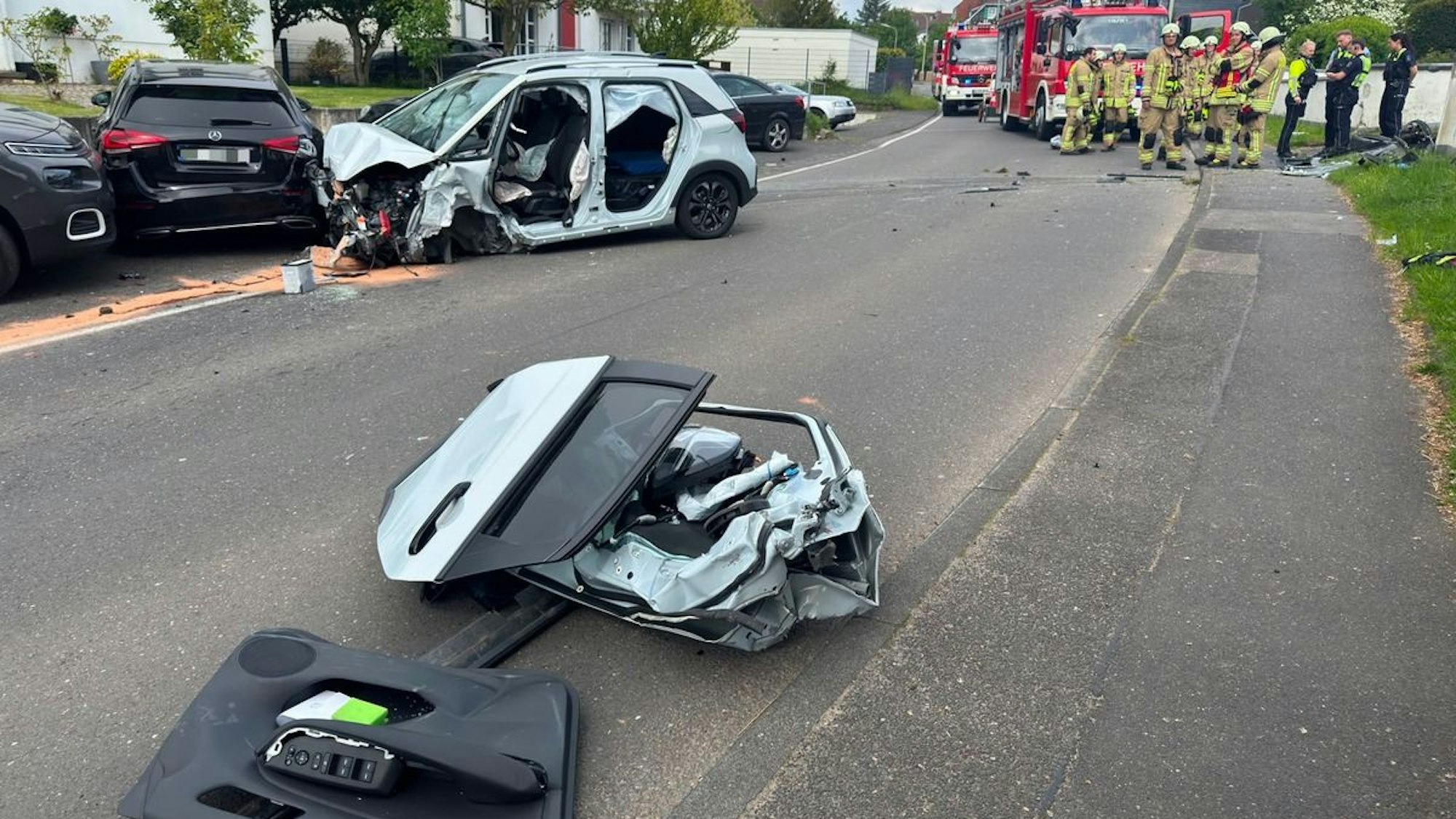 Schwerer Verkehrsunfall in Burscheid: Auto prallt gegen Mauer.