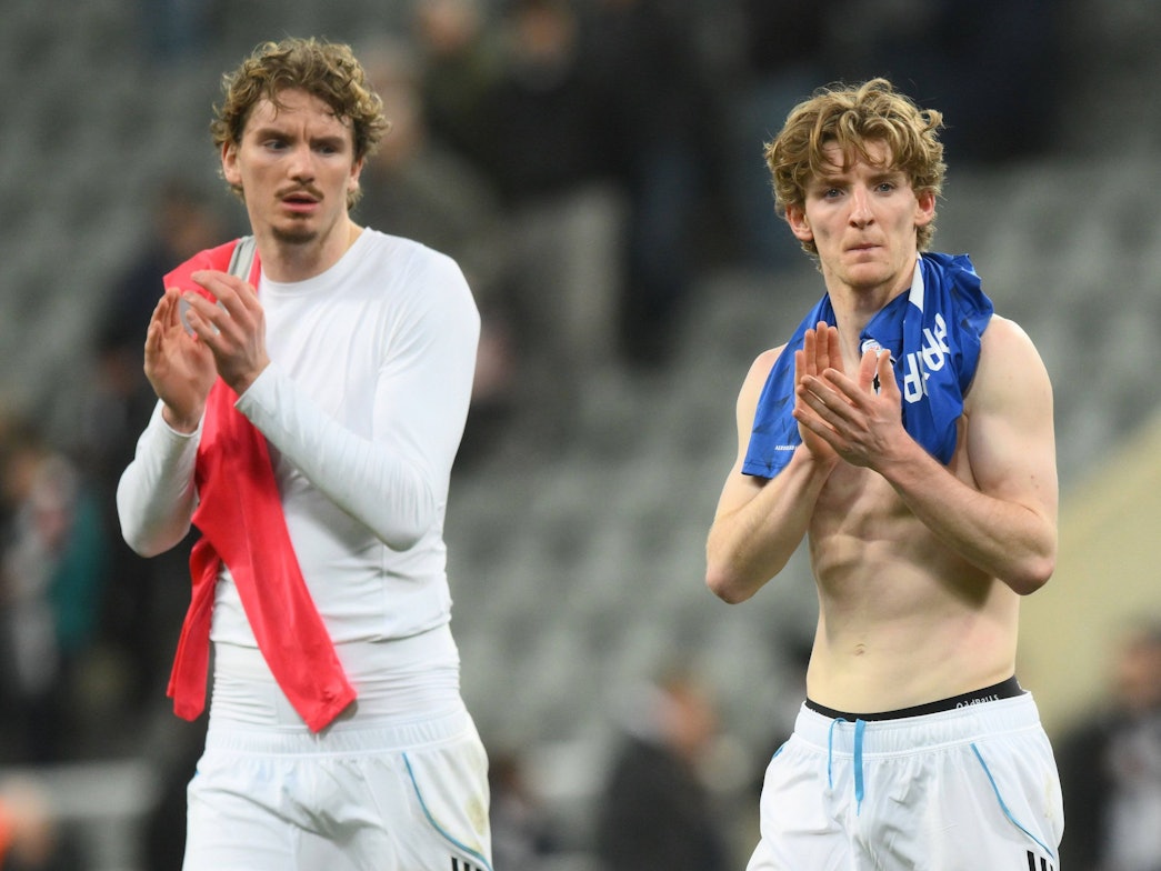 Anthony Gordon und Nick Woltemade haben ihre Trikots ausgezogen und applaudieren.