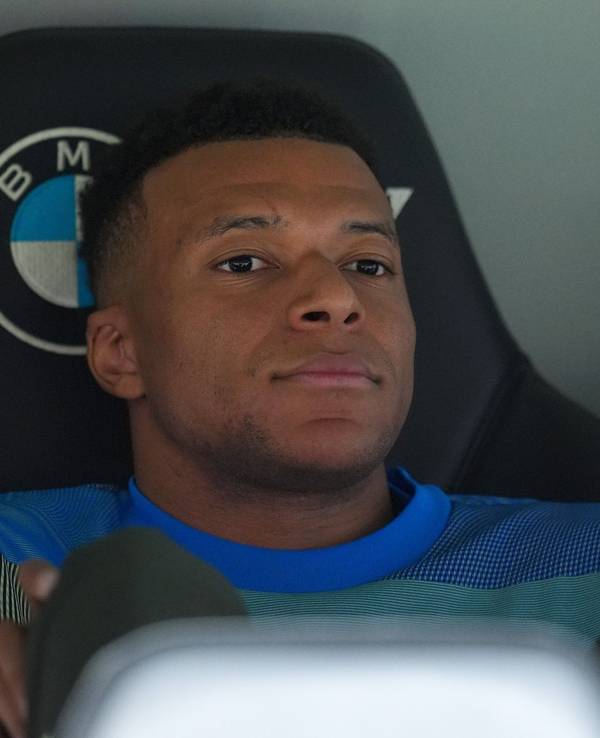 Real Madrids Kylian Mbappé schiebt Frust. Er saß beim Spiel von Real Madrid gegen Real Oviedo zu Beginn nur auf der Bank.