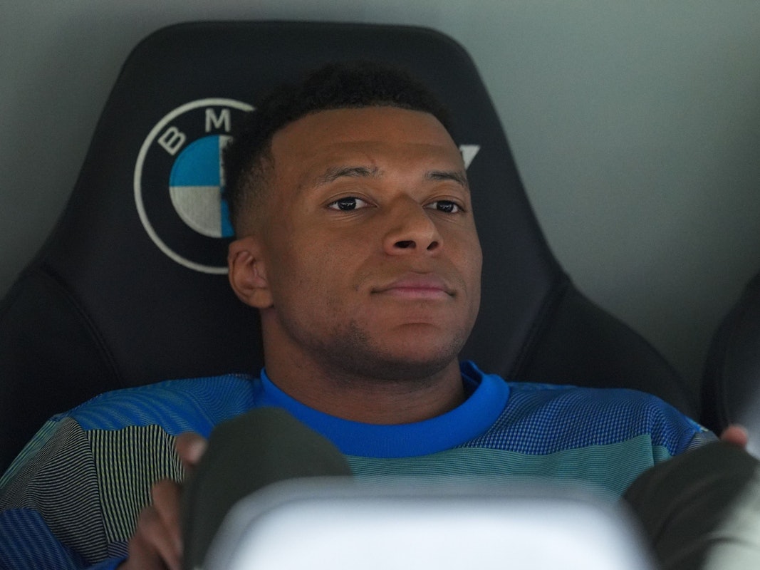 Real Madrids Kylian Mbappé schiebt Frust. Er saß beim Spiel von Real Madrid gegen Real Oviedo zu Beginn nur auf der Bank.