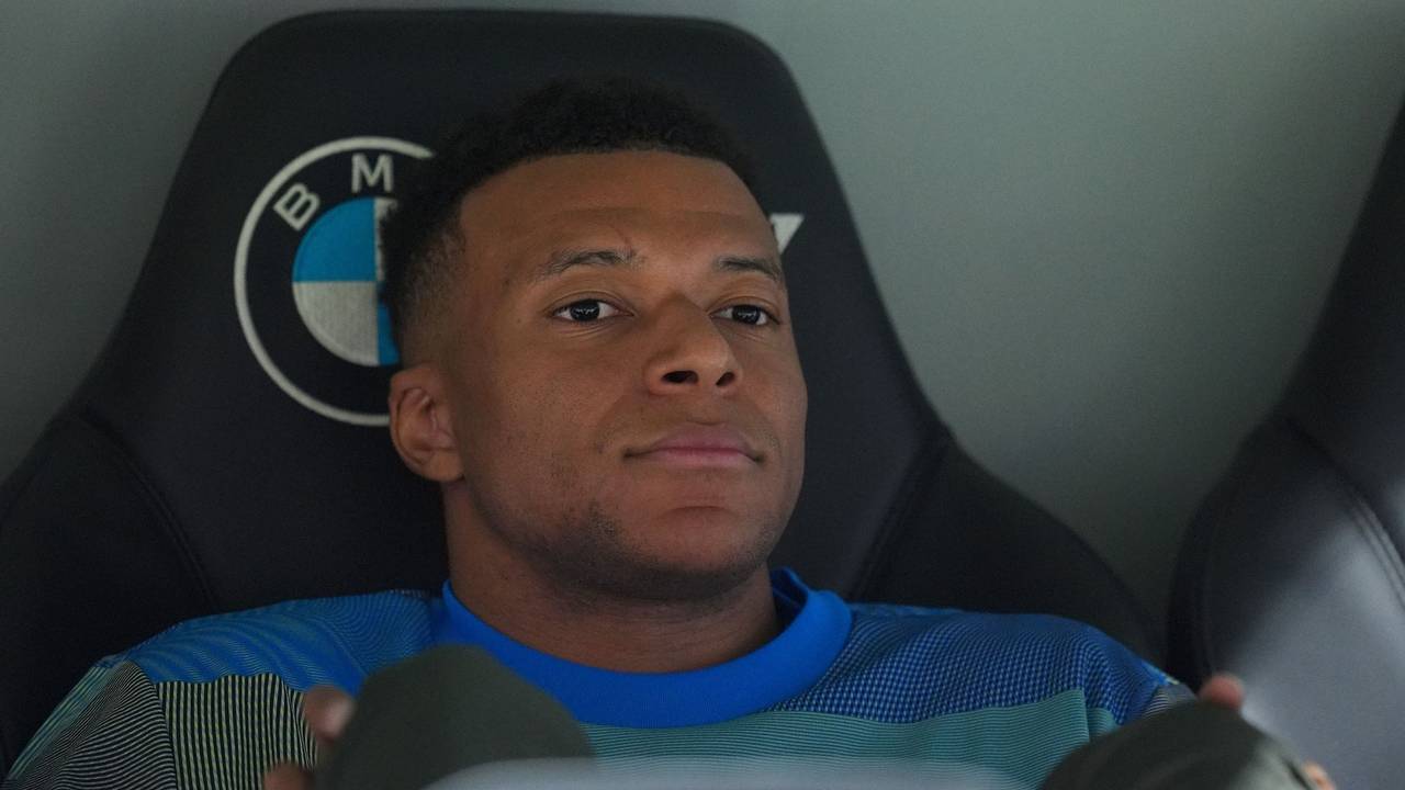 Real Madrids Kylian Mbappé schiebt Frust. Er saß beim Spiel von Real Madrid gegen Real Oviedo zu Beginn nur auf der Bank.
