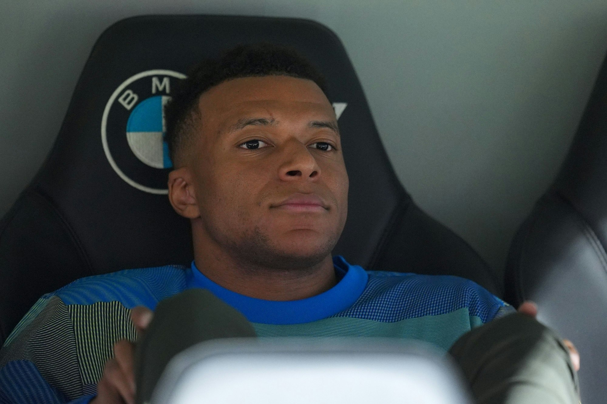 Real Madrids Kylian Mbappé schiebt Frust. Er saß beim Spiel von Real Madrid gegen Real Oviedo zu Beginn nur auf der Bank.