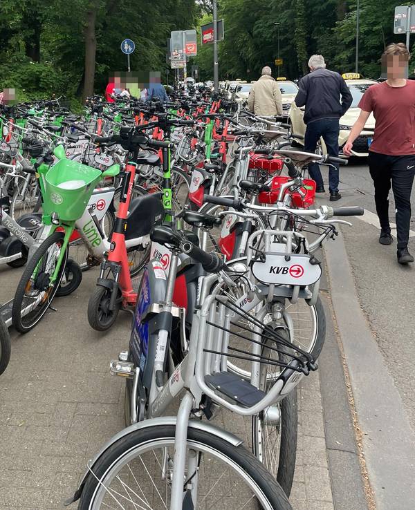 Parkende E-Scooter und Leihfahrräder am Rhein-Energie-Stadion
