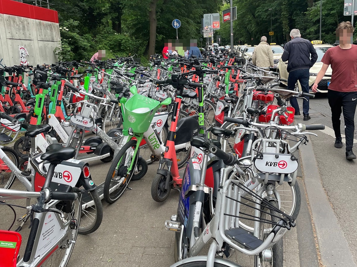Parkende E-Scooter und Leihfahrräder am Rhein-Energie-Stadion