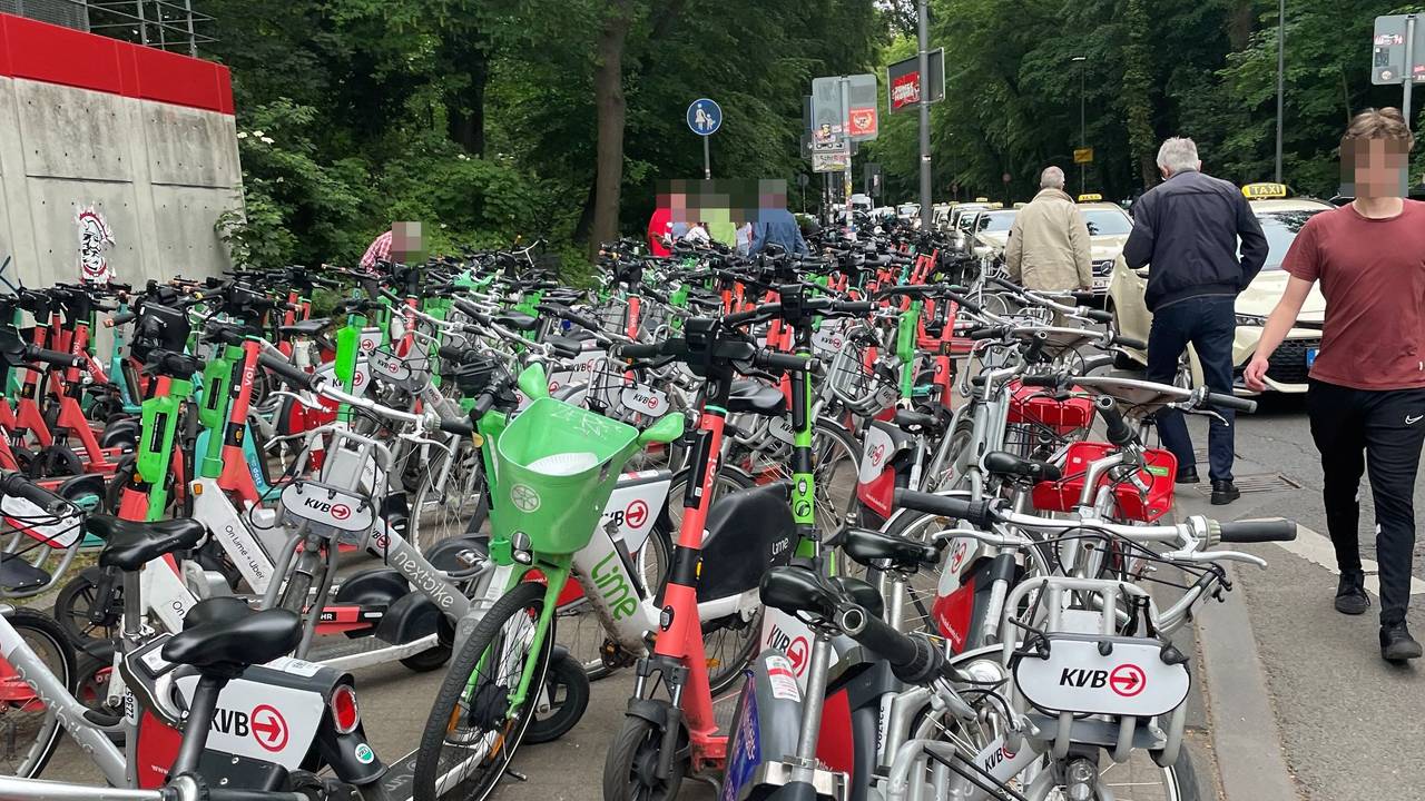 Parkende E-Scooter und Leihfahrräder am Rhein-Energie-Stadion