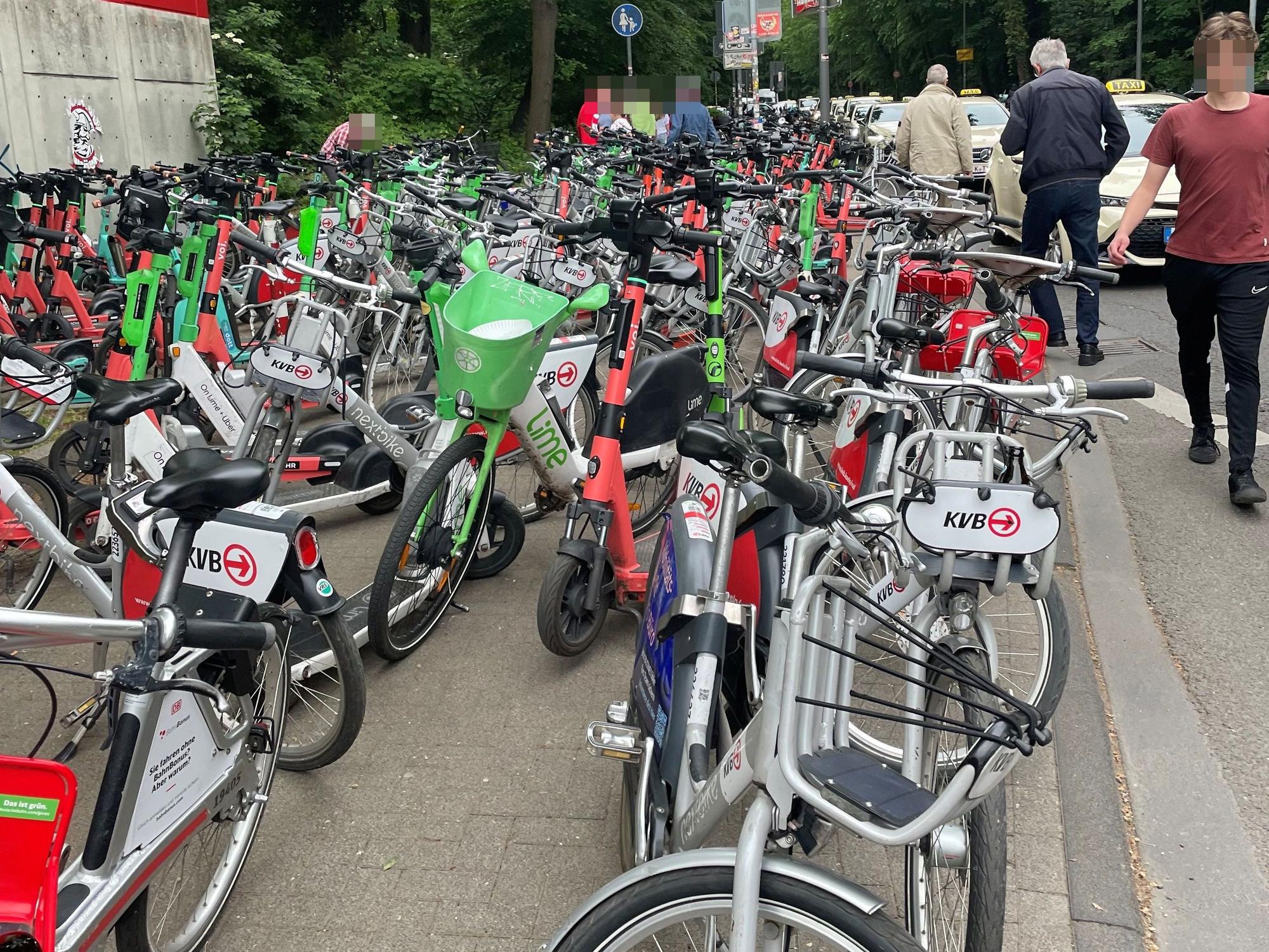 Parkende E-Scooter und Leihfahrräder am Rhein-Energie-Stadion