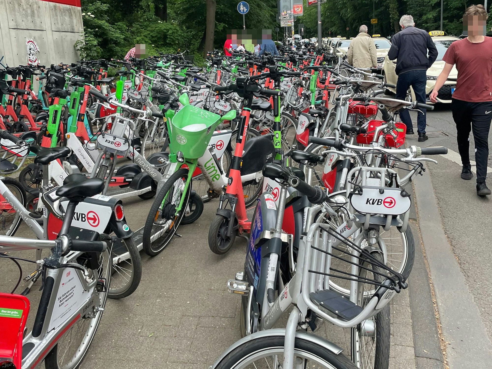 Parkende E-Scooter und Leihfahrräder am Rhein-Energie-Stadion