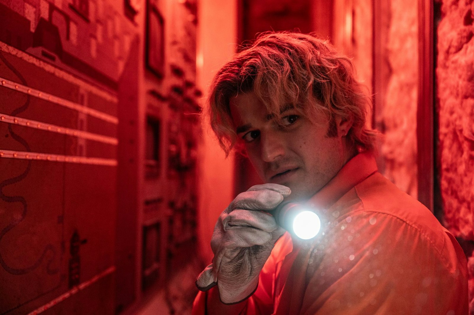 Teacakes (Joe Keery) Job in einem Self-Storage-Lager ist eigentlich ziemlich langweilig, dann aber beginnt die „wildeste Nachtschicht“ seines Lebens. (Bild: Studiocanal GmbH/Reiner Bajo)