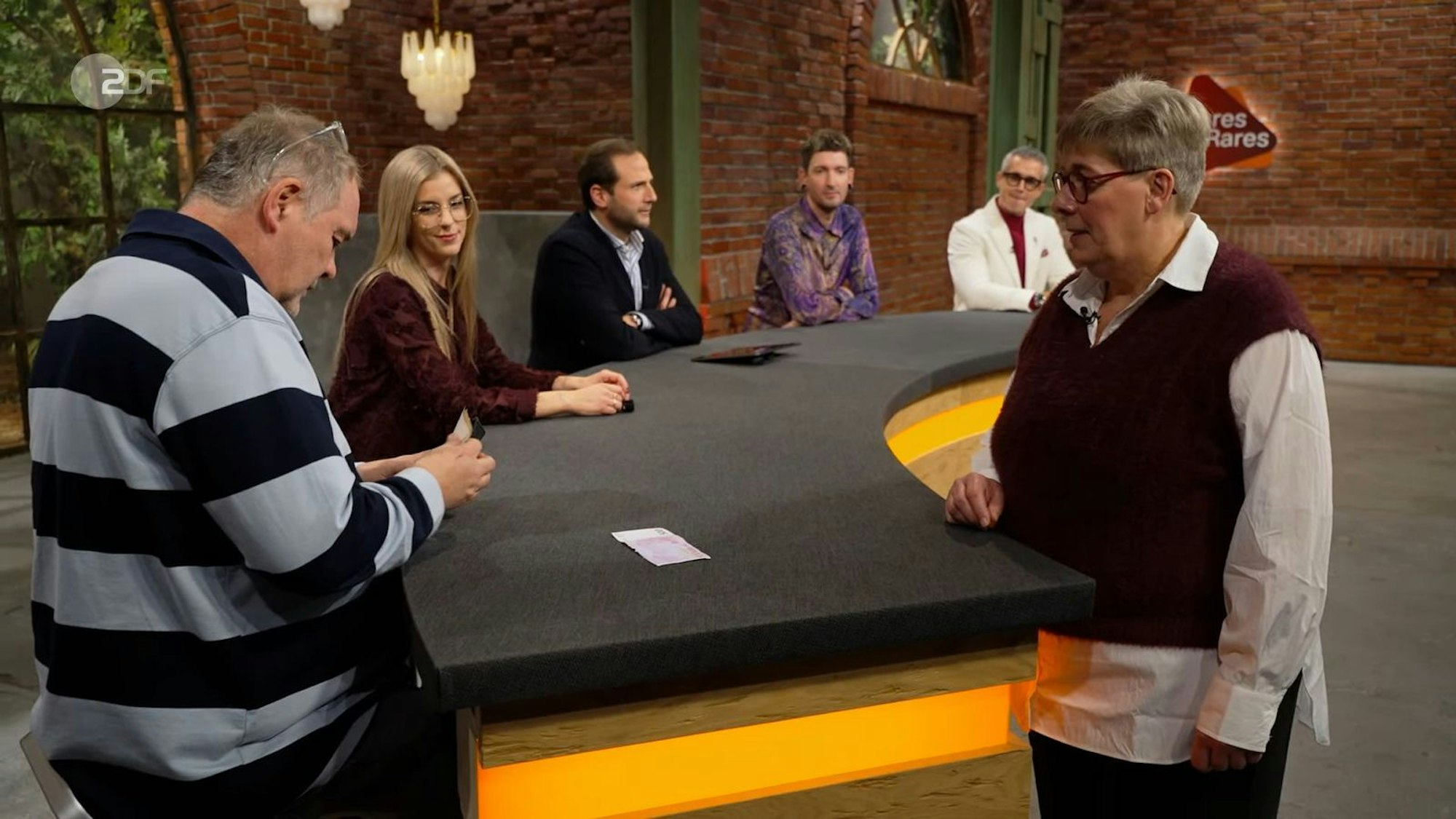 Walter Lehnertz kaufte den Hocker für 550 Euro den Sack zu. „Da stelle ich eine Figur drauf, dann verkaufe ich die Figur anstatt den Knüppel da“, hatte „Waldi“ schon eine klare Vision für ein Upcycling. „Dann macht das Ding was her. So sieht das aus wie gewollt und nicht gekonnt.“ (Bild: ZDF)